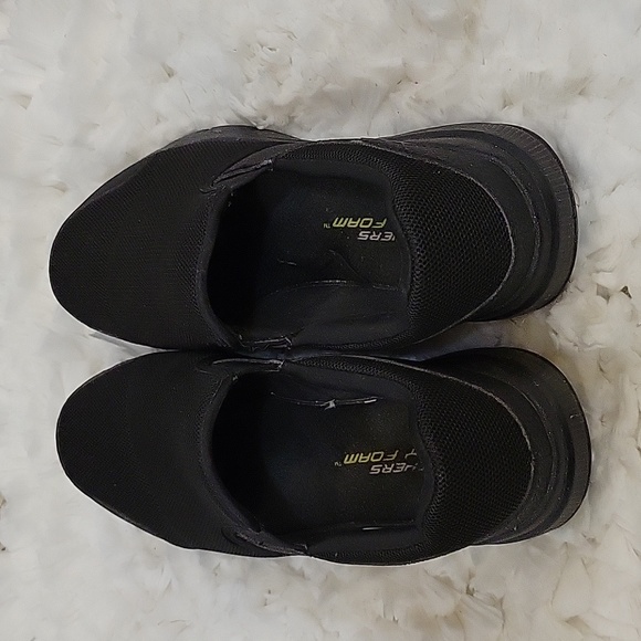 Skechers black mesh memory foam SlipOn shoes rubber sole 10 Excellent condition…